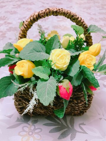 綺麗なバラといちご